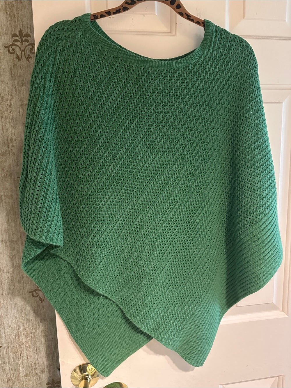 Chico’s kelly green lightweight poncho